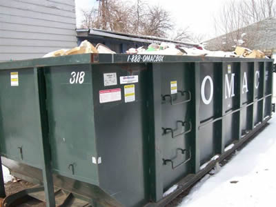 Example of correct filling height on a 30-yard dumpster